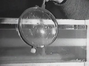 Физика. Опыты. Физическая оптика. Элементы геометрической оптики. Воздушная линза в жидкости