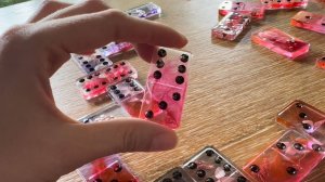 Домино из эпоксидной смолы с цветами.