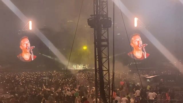 Chris Martin Being Funny - Coldplay Concert Mercedes Benz Stadium Atlanta 2022 смотреть онлайн
