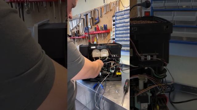 Замена мультиклапана в кофемашине Dr.Coffee F10/F11/F12/CoffeeBreak