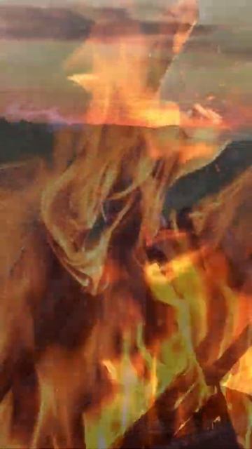 Костер на берегу моря ~ Звук огня, шум волн #shorts