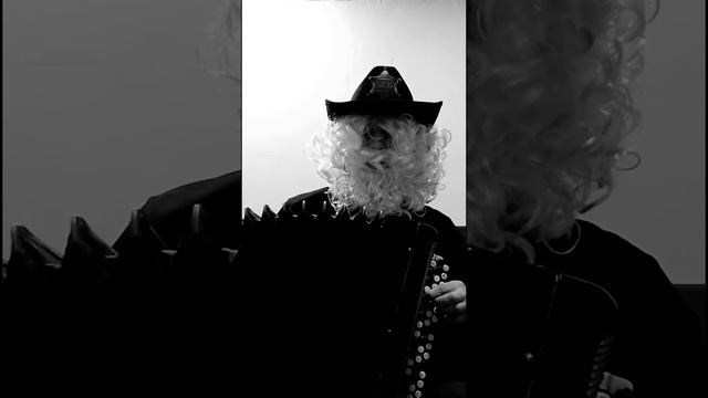 10 млн просмотров наберёт это видео Мы на Волге отдыхали Пародия на Че то там Мусагалиев на баяне