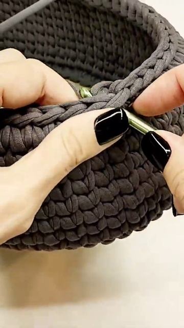 Бесшовное соединение рядов. Вяжем из трикотажной пряжи и шнура #shorts #crochet смотреть онлайн