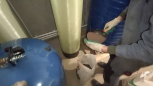 Как Засыпать Колонны Водоочистки СВОИМИ РУКАМИ. Загрузка фильтрующего материала в баллон.