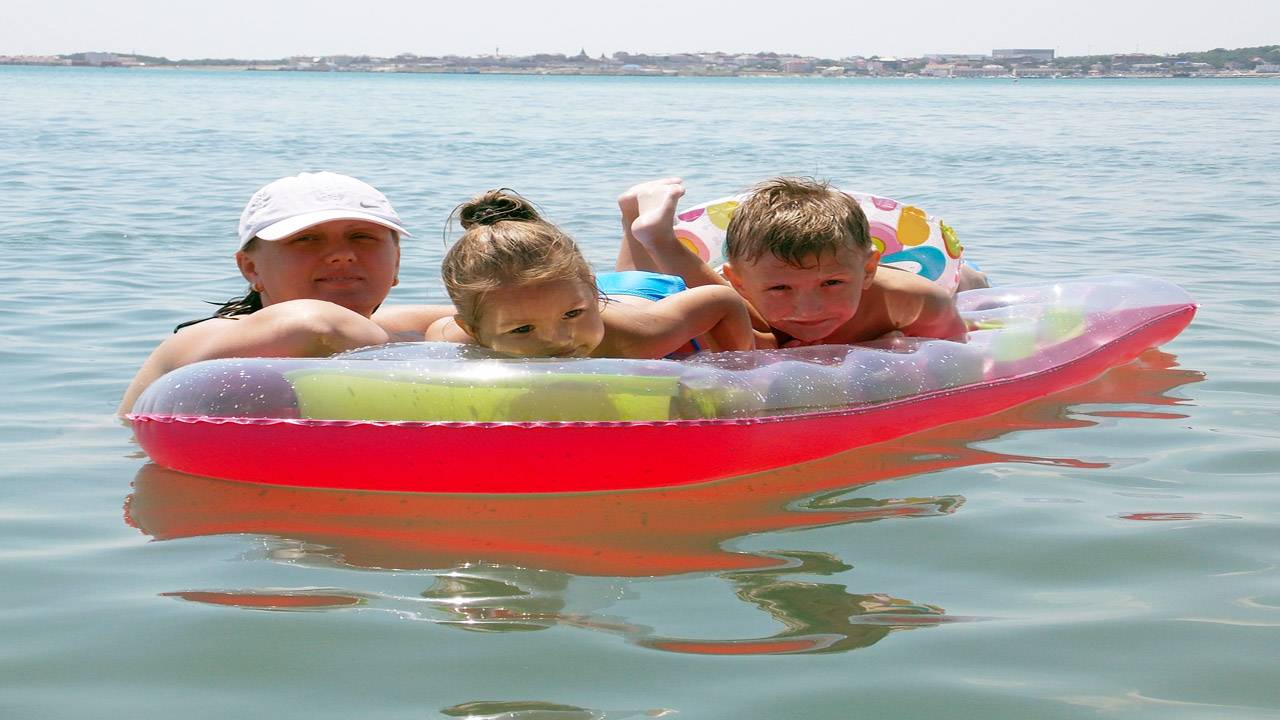 Семейный отдых ☼ ЧЕРНОЕ МОРЕ ГЕЛЕНДЖИК 2016 День #2 Купаемся в Черном море смотреть онлайн