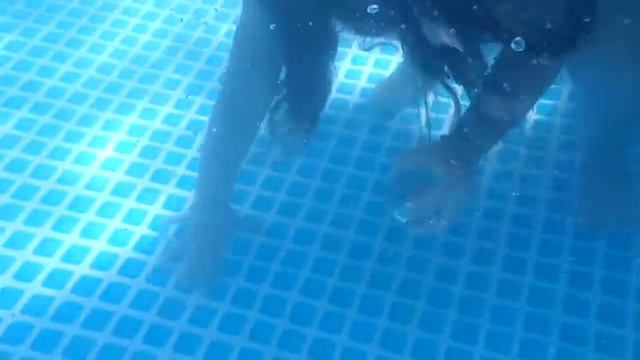 Cute Little Girl in the Pool.MP4 смотреть онлайн