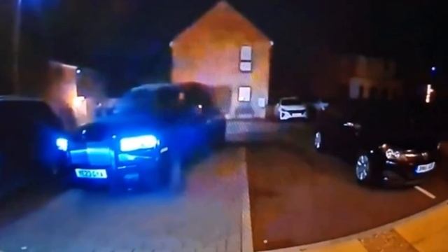 Rolls Royce stolen using an antenna to pick up the owner’s key signal. смотреть онлайн