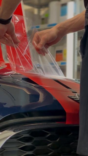 Клеим красные полоски на MINI Cooper. Плюс сто к стилю, плюс двести к скорости! смотреть онлайн