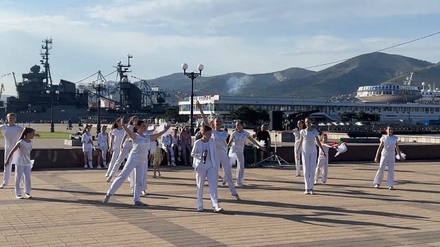 "Тополиный пух" - Алексеев Николай и Хореографический ансамбль "ВЫКРУТАС" смотреть онлайн