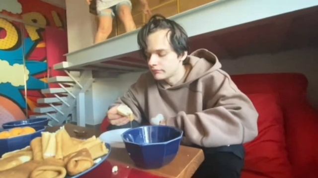 СКАЛЛИ МИЛАНО КУШАЕТ БЛИНЧИКИ ДОМА У ПИНКА смотреть онлайн