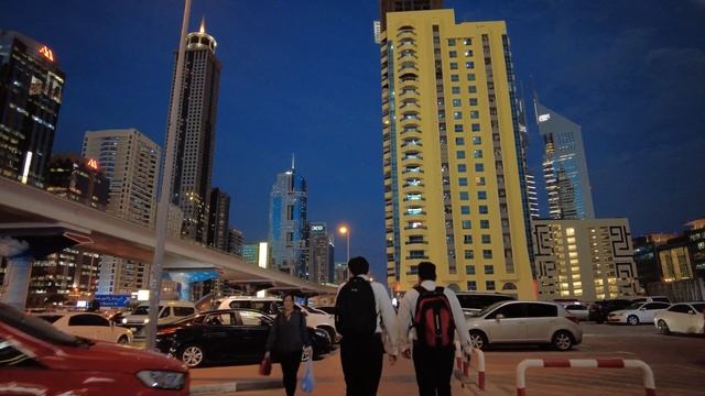 DUBAI NIGHT WALK GATE AVENUE TO MUSEUM OF THE FUTURE смотреть онлайн