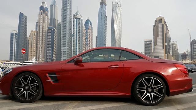The Mercedes-Benz SL 400's roof folds away at the touch of a button смотреть онлайн