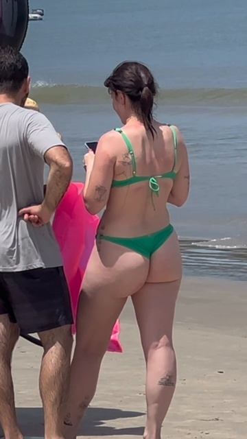 Роскошная красотка сверкает голой пятой точкой на пляже Бразилии смотреть онлайн