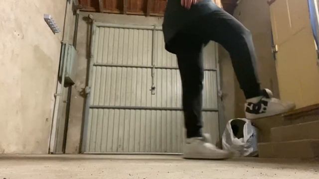 MELBOURNE SHUFFLE TUTORIAL / How to do a Basic Rock смотреть онлайн
