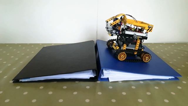 Lego Technic Rover, controlled by Raspberry Pi, driving over obstacles смотреть онлайн