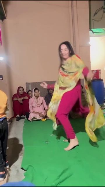 Young Girl's Dance In Marriage Function смотреть онлайн