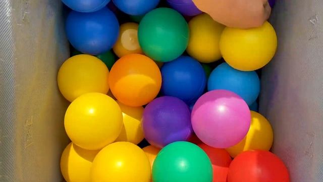 Кирилл открывает разноцветные сюрпризы с машинками смотреть онлайн