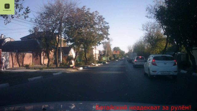 Неадекват на дорогах Батайска ездит под красный прямо перед ДПС!