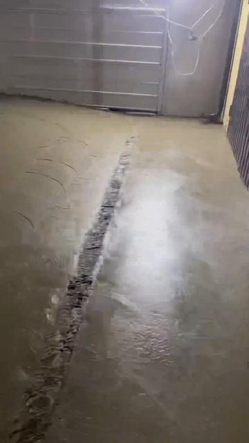 Затирка бетона вручную и вертолетом #shortvideo #top #бетонирование #shortsvideo смотреть онлайн