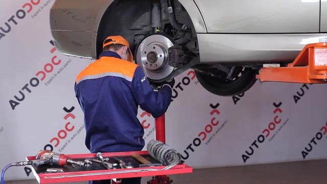 Kuinka vaihtaa takajousi BMW 3 E90 -merkkiseen autoon OHJEVIDEO | AUTODOC смотреть онлайн
