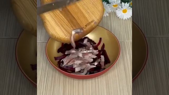 Простой салат с селедкой и свеклой смотреть онлайн
