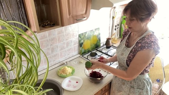 Свекольный салат всегда полезен. Салат из свёклы вкусный и простой.