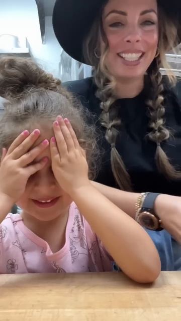 It’s as big as her head!!😍 #momlife #donutshop #family смотреть онлайн