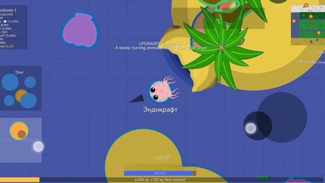 На меня нападают морские хищники в Mope.io. Убегаю от них как только могу.