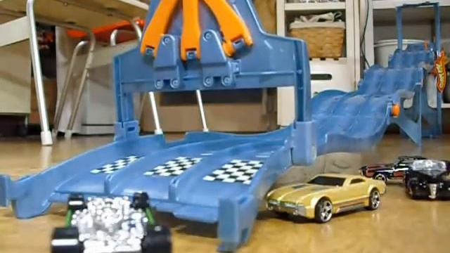 #2-672 #2-672 "1964 Lincoln Continental" vs "1970 Chevy Chevelle" vs "Chevroletor" Hot Wheels.wmv смотреть онлайн