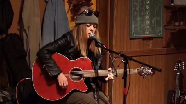 Mary Lou Lord Covers Fear of Trains in Lynn, MA. смотреть онлайн