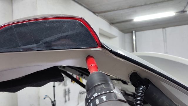 Сверлим отверстие для проводки газовых упоров смотреть онлайн