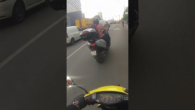 Таксист не дал спрыгнуть с бордюрчика – тормоза выручили, аж заглох. Приключения Эдика на полтосе смотреть онлайн