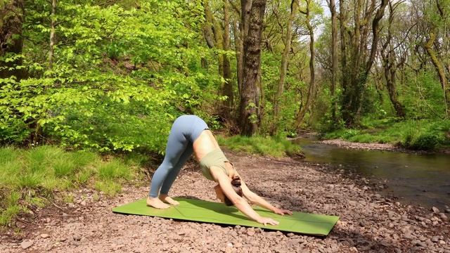 «10 минут утренних приветствий солнцу | Йога для начинающих». смотреть онлайн