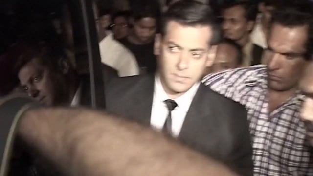 Salman Khan's Range Rover Breaks Down, Enjoys An Auto Rickshaw Ride смотреть онлайн