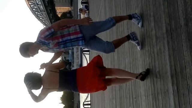 Одинокая пара на мосту