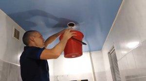 Слив воды с натяжного потолка
