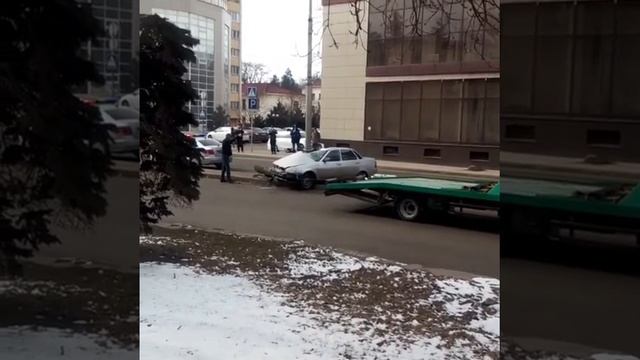 В Пятигорске легковушка разбилась о столб смотреть онлайн