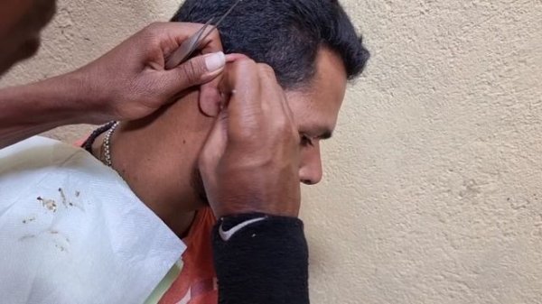 Indian Barber, Best Exprincer Street Barber Cleaning Ear With Very OLD Tools Relax Therapy(ASMR) 😴