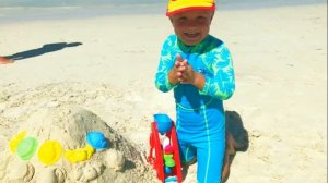 Играем на пляже с игрушками и разноцветными формочками | Учим цвета | Видео для детей