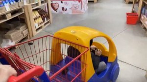 Мама купила мне леденец, а я случайно уронил его!