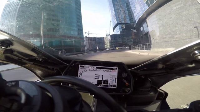 Современному городу – технологичный мотоцикл Yamaha R1M (минимальная скорость без травления) смотреть онлайн