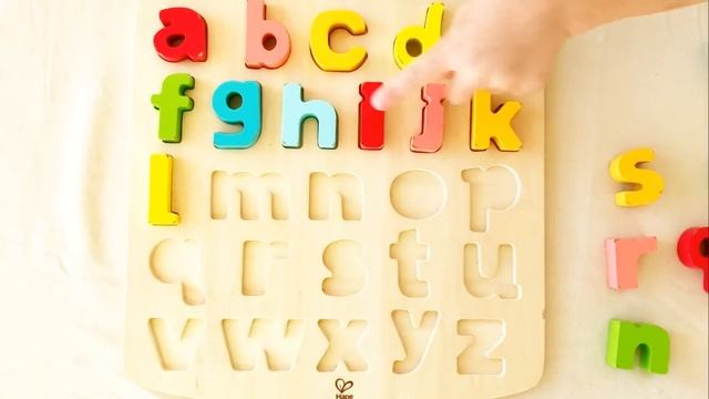 Учим английский алфавит с деревянными буквами смотреть онлайн