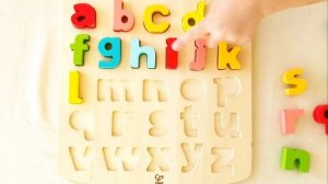 Учим английский алфавит с деревянными буквами