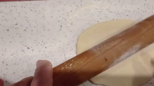 Kəsmik  + Un = çox Dadlı Peraşki.  Творог + мука = очень вкусный пирожки .