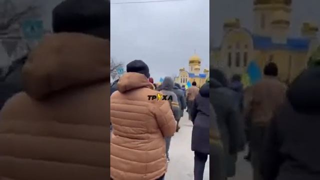 Так прощаются с погибшим в Чернигове бойцом из Теофиполя.