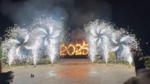 Огненная инсталляция, холодные фонтаны и вертушки