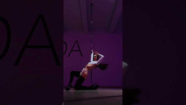 La Coraline / Exotic Poledance / OOMPH! - Swallow смотреть онлайн
