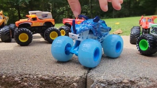 MONSTER JAM MONSTER TRUCKS