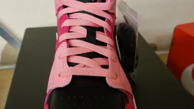 Jordan 1 Mid Coral Chalk (GS) смотреть онлайн