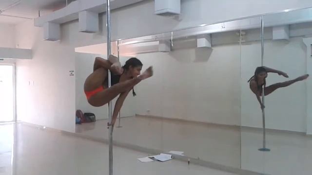 Arm Pit Split - Pole Dance By Victoria Velásquez